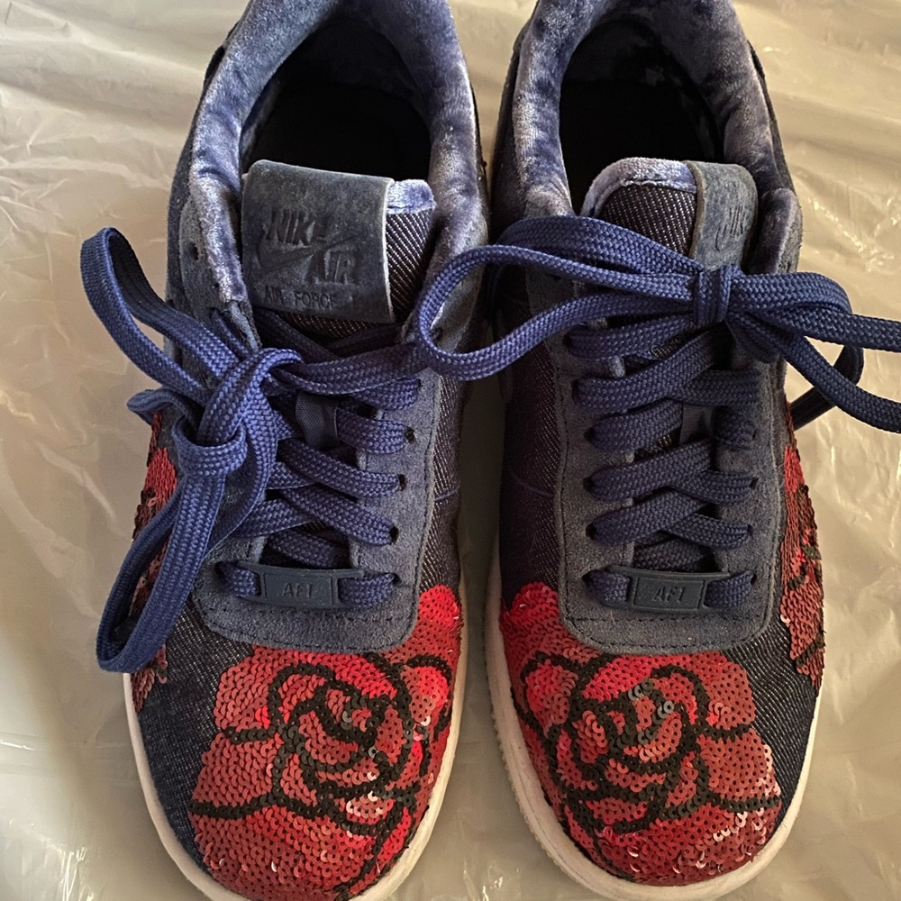 Nike Women’s Navy Blue and Red Floral Sequin Sneakers